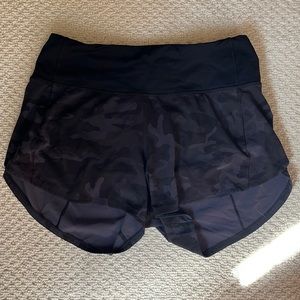 Lululemon High-Rise Speed Up Short 2.5 - black camo